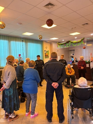 Policjanci z Biura Prewencji KGP podczas spotkania z podopiecznymi Centrum Alzheimera w Warszawie.