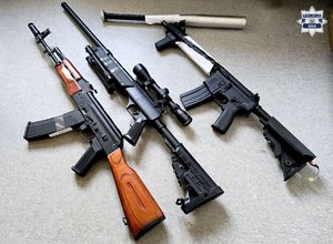 Trzy sztuki broni długiej leżące na podłodze.