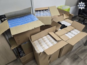 Zabezpieczone kartony z papierosami.