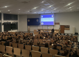 Funkcjonariuszki CPKP „BOA” w Akademii Policji w Szczytnie na auli prowadzą spotkanie z kobietami.