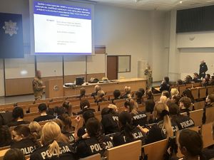 Funkcjonariuszki CPKP „BOA” w Akademii Policji w Szczytnie na auli prowadzą spotkanie z kobietami.