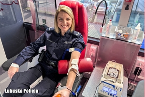 Policjantka w mundurze oddaje krew.