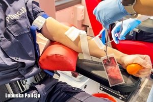 Policjantka w mundurze oddaje krew.