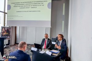 Uczestnicy zebrani na konferencji.