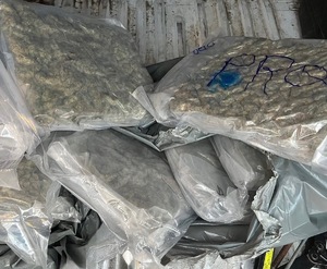 Marihuana w foliowych workach zabezpieczona przez policjantów.