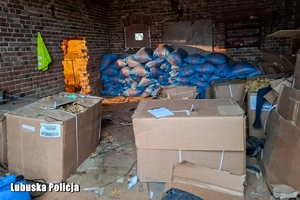 Nielegalny tytoń w workach i w kartonach.