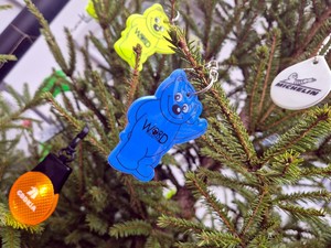 Elementy odblaskowe na choince.