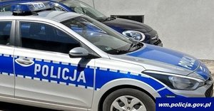 Policyjny radiowóz - widok z boku.