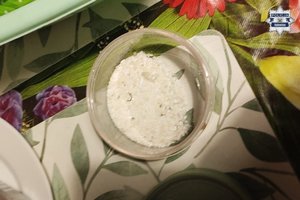 Biała substancja w plastikowym pojemniku.