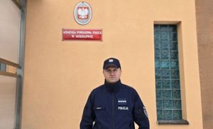 Dzielnicowy z Mikołowa stoi przed posterunkiem policji