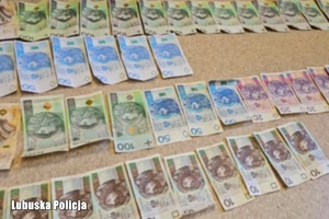 banknoty leżą na stole.