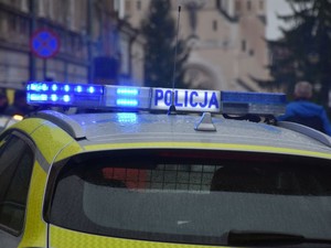 Sygnalizator z napisem Policja na dachu radiowozu.