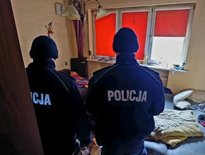 Umundurowani policjanci w pustostanie.