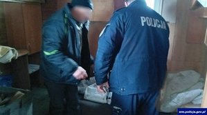 dom. policjant pomaga seniorowi.