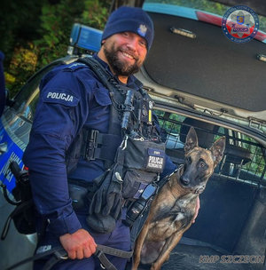 Policjant z psem służbowym.