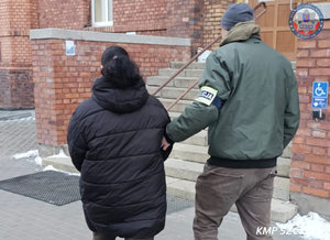 Nieumundurowany policjant prowadzi zatrzymaną.