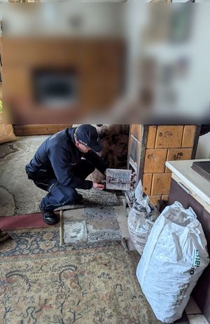 policjant rozpala w piecu.