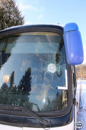 zniszczona szyba przednia autokaru.