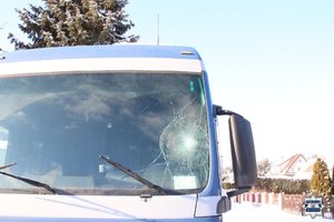 zniszczona szyba przednia tira.