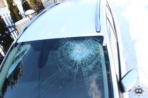 zniszczona szyba przednia samochodu osobowego.