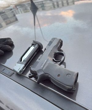 zabezpieczona broń leży na dachu samochodu.