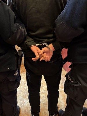 zabezpieczona broń leży na dachu samochodu.