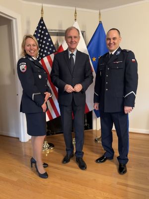 Na zdjęciu ustępująca ze stanowiska insp. Beata Trojanowska, kierownik placówki Bogdan Klich, chargé d'affaires a.i. w Ambasadzie Rzeczypospolitej Polskiej w Waszyngtonie oraz obejmujący stanowisko podinsp. Krzysztof Markiewicz.