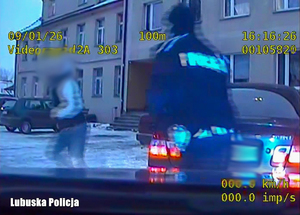 Policjanci zatrzymali mężczyznę i 2 kobiety.