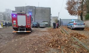 straż pożarna stoi przy budynkach, Policja pomaga bezdomnym