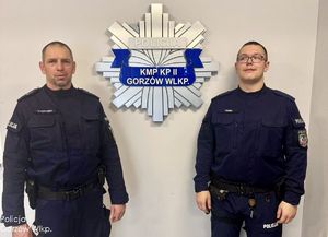 Dwóch dzielnicowych pozuje do zdjęcia.