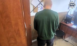 mężczyzna na komisariacie Policji