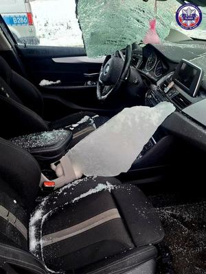 bryła lodu w rozbitym samochodzie, odłamki szyby