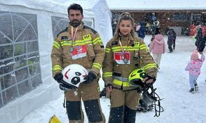 policjantka i policjant w kombinezonie strażackim, zima, śnieg.