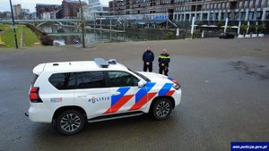 Polski i holenderski funkcjonariusz przy radiowozie holenderskim w Holandii.