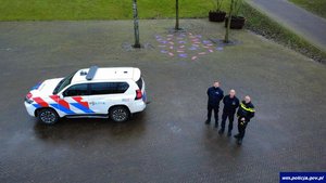 Trzej policjanci: dwaj polscy i holenderski przy radiowozie w Holandii.