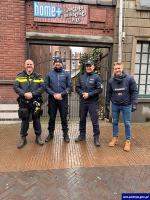 Dwaj polscy policjanci i dwaj holenderscy policjanci na ulicy pozują do zdjęcia.