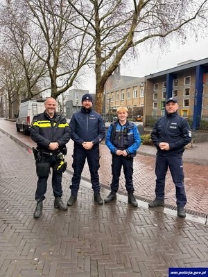 Dwaj polscy policjanci i dwaj holenderscy policjanci na ulicy pozują do zdjęcia.
