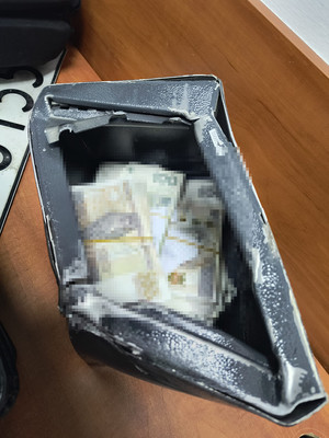 Otwarty i uszkodzony sejf z gotówką.