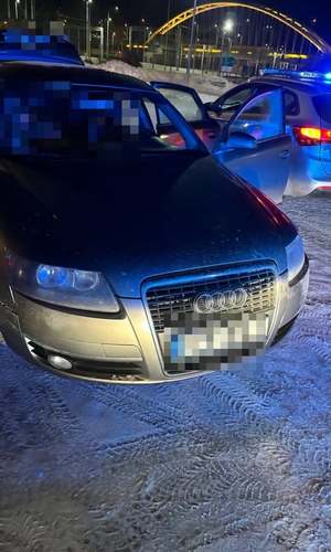 Radiowóz stoi na przystanku, zatrzymani.