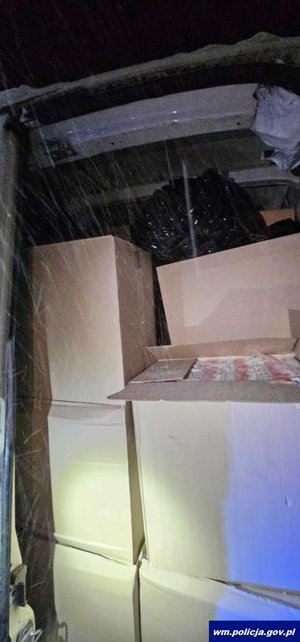 Kartony z nielegalnymi papierosami.