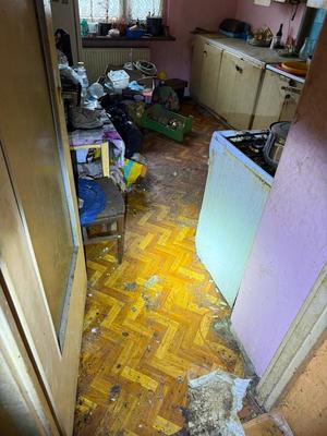 Wnętrze mieszkania gdzie przebywały zaniedbane psy.