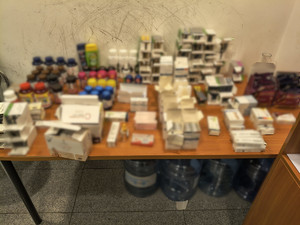 zabezpieczone leki leżą na stole.