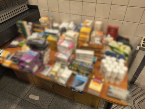 zabezpieczone leki leżą na stole.