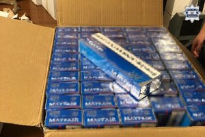 Karton z zabezpieczonymi papierosami.