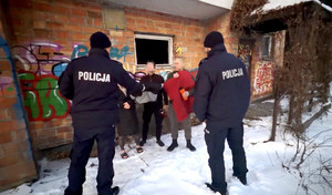 Policjanci przekazują bezdomnym koce, kurtki, termosy.