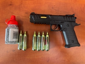 broń i amunicja leżą na stole.