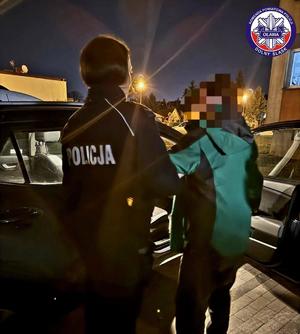 Policjantka z zaginionym seniorem.