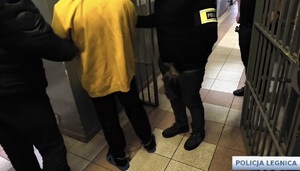 Tymczasowy areszt dla agresywnego mężczyzny. Policja zatrzymuje podejrzanego.