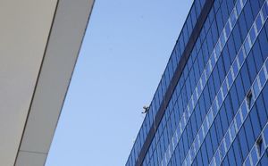 Funkcjonariusze BOA i alpiniści na dachu szpitala.