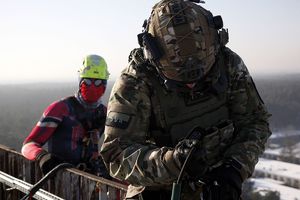 Funkcjonariusze BOA i alpiniści na dachu szpitala.